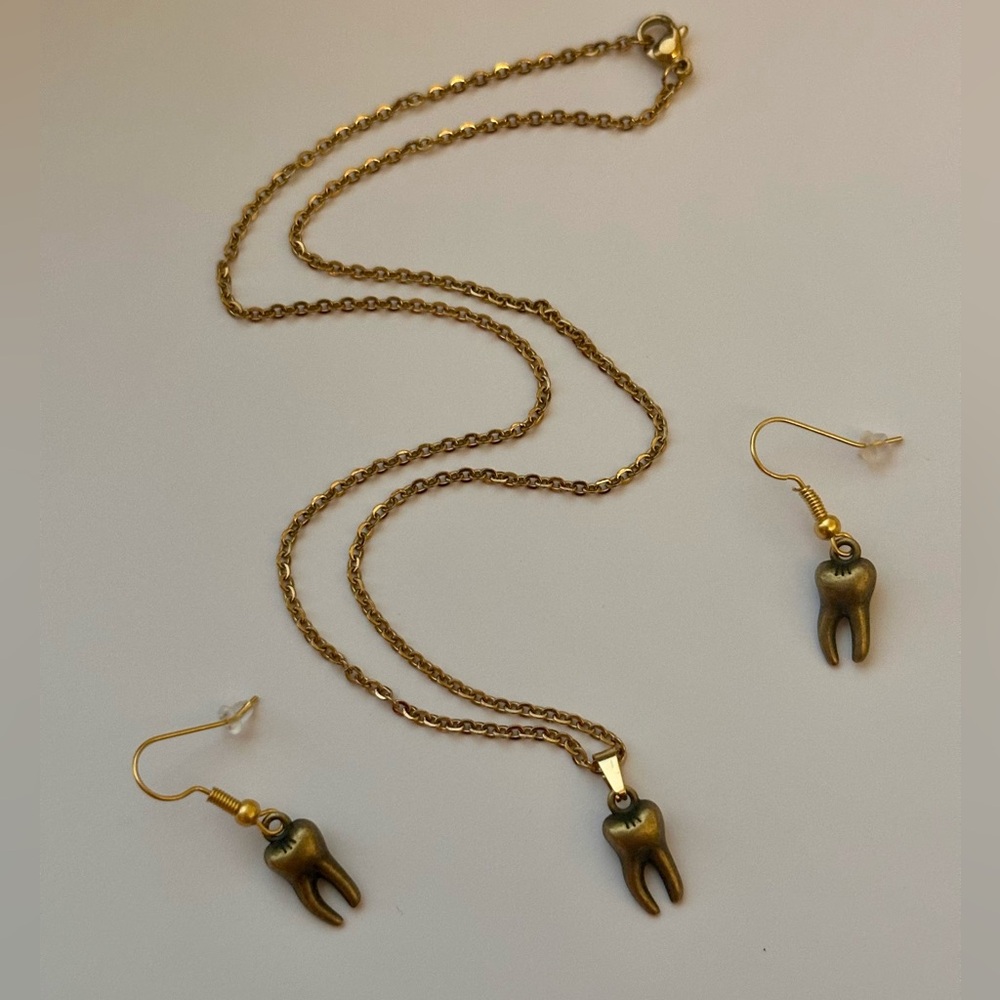 Tooth Pendant Necklace and Earring Jewelry Set Gold Tone Brand New